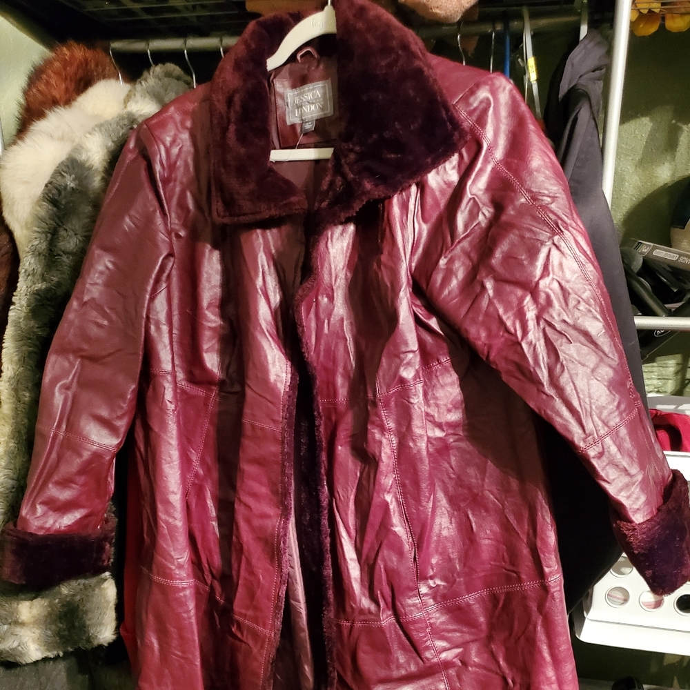 Red wine trench coat with faux fur color and sleeve